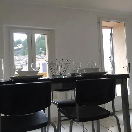 Apartment T2 Avec Terrasse, Clim , Box Fibre *